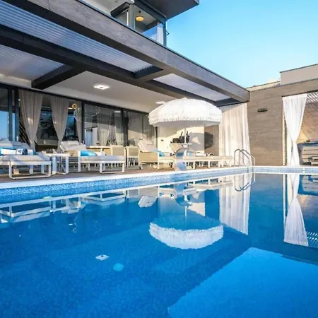 Luxurious And Stylish With Pool & Jacuzzi Villa *