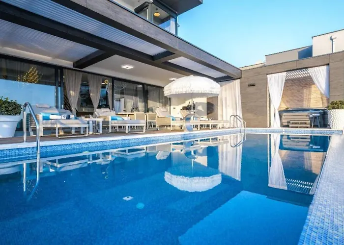 Luxurious And Stylish With Pool & Jacuzzi Vilă *